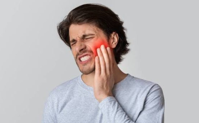 Severe Toothache at Night: What Should You Do Until You See a Dentist?